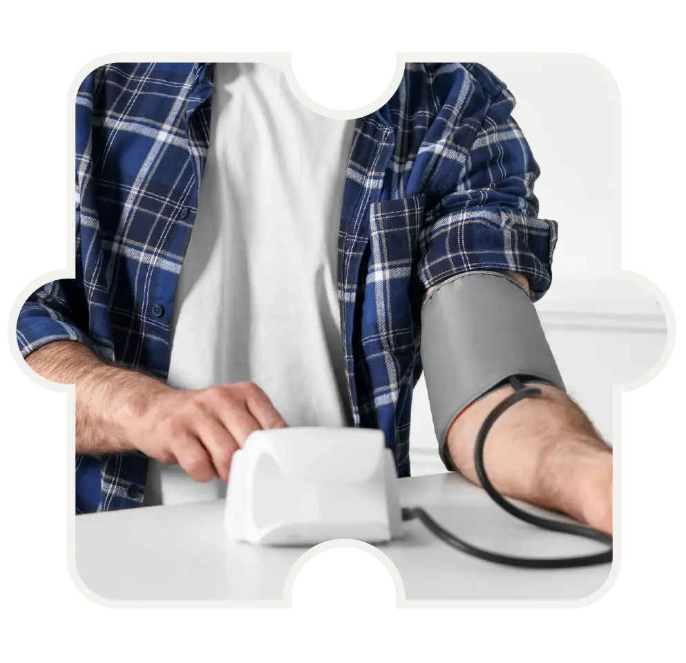Blutdruckmessung am Oberarm mit Manschette – TCM-Behandlung bei Bluthochdruck